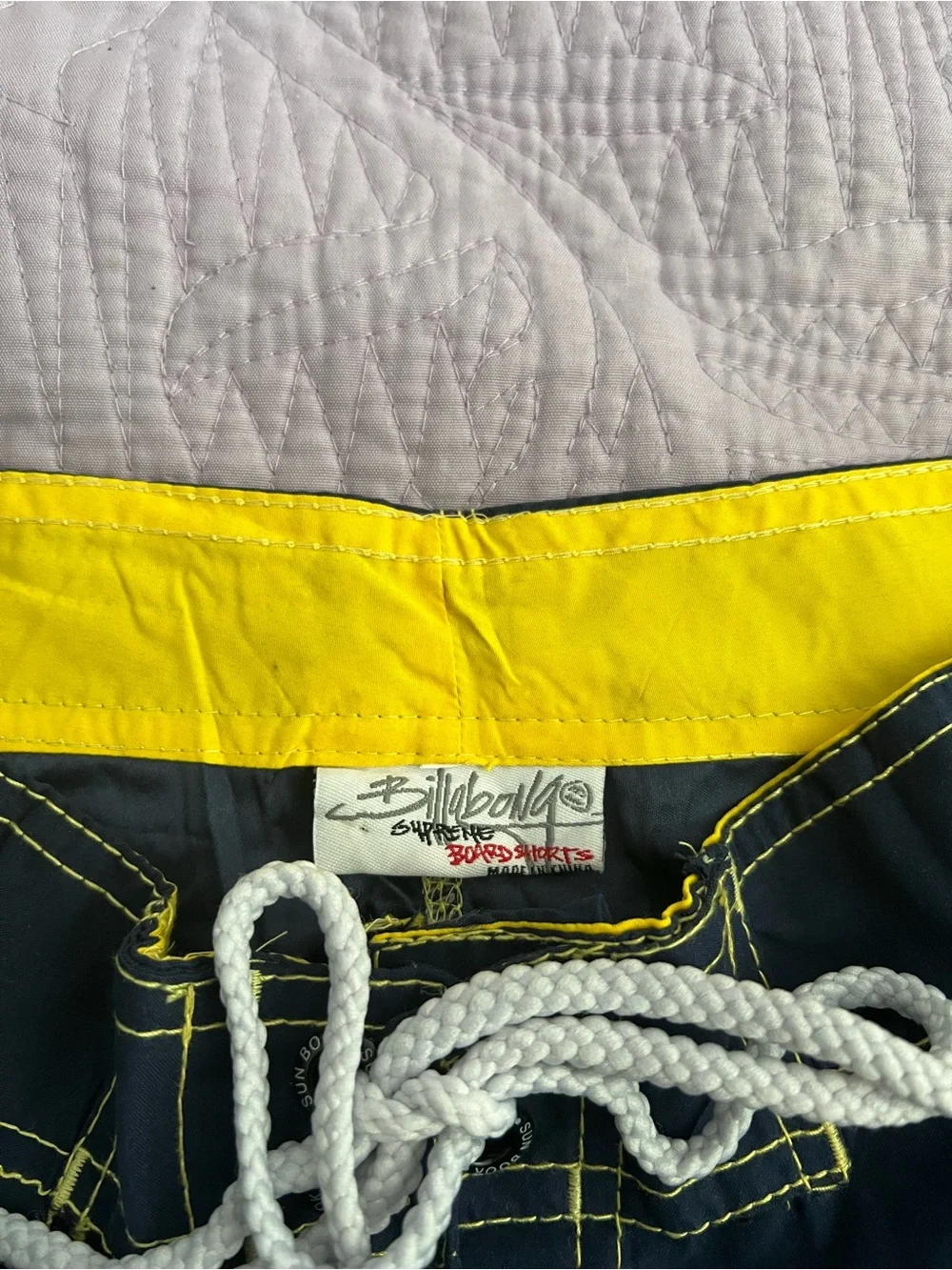 Billabong Vintage Navy Blue Boardshorts with Yellow Waistband in a 32 Men’s
